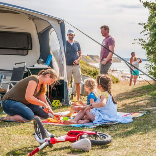Familie beim Camping